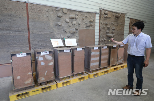 【익산=뉴시스】조수정 기자 = 백제문화유산주간인 11일 오후 익산시 금마면 기양리 미륵사지에서 국립문화재연구소 김현용 학예사가 해체, 보수 정비공사중인 백제 말기의 화강석 석탑인 국보 제11호 미륵사지 석탑(미륵사지 서쪽 석탑)의 보수, 보강재 등에 대해 설명하고 있다.&nbsp; 미륵사지 석탑은 일제 강점기 절반 이상 무너져 1915년 탑의 뒤쪽부분에 콘크리트로 보강한 상태였다. 구조 안전 문제로 지난 2002년부터 조사, 해체, 구조 보강 등 보수 및 복원 과정중이다. 오는 9월 가설 덧집을 해체하고 올해 말 일반 공개할 예정이다.&nbsp;&nbsp; 백제문화유산주간은 백제역사유적지구 8개소가 지난 2015년 7월 8일 유네스코 세계유산으로 등재된 것을 기념, 백제문화유산이 갖는 역사ㆍ문화적 중요성을 국민이 쉽게 이해하고 체험할 수 있도록 문화재청, 국립부여문화재연구소, 국립공주박물관, 국립부여박물관, 국립미륵사지유물전시관, 공주시, 부여군, 익산시, 백제세계유산센터 등 8개기관이 협력해 마련했다. 12일까지 열리는 행사 세부 내용은 백제세계유산센터 홈페이지에서 확인할 수 있다. 2018.07.11. chocrystal@newsis.com