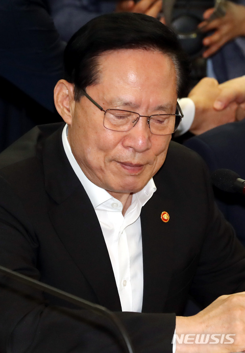 【서울=뉴시스】임태훈 기자 = 송영무 국방부 장관이 12일 오전 서울 종로구 정부서울청사에서 열린 국정현안점검조정회의에 참석해 생각에 잠겨 있다. 2018.07.12.&nbsp;&nbsp; taehoonlim@newsis.com