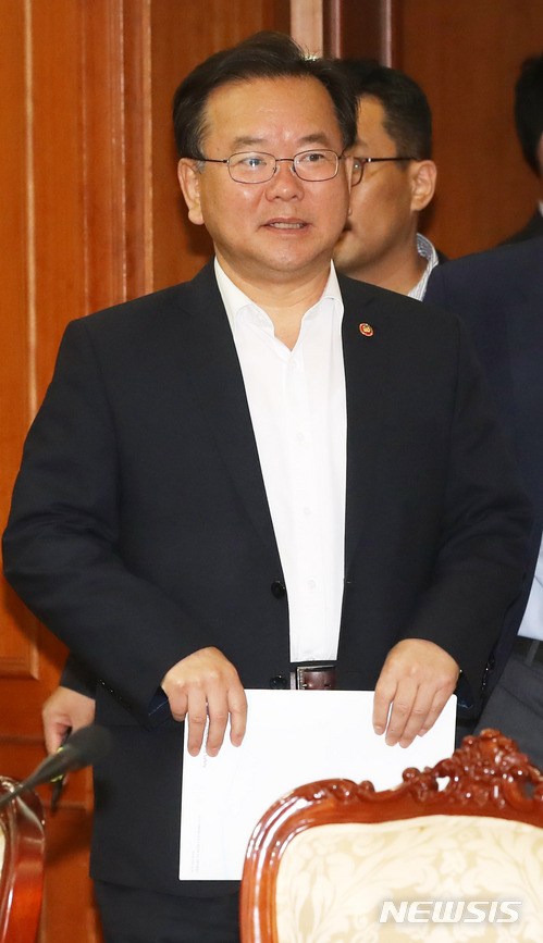 【서울=뉴시스】임태훈 기자 = 김부겸 행정안전부 장관이 12일 오전 서울 종로구 정부서울청사에서 열린 국정현안점검조정회의에 참석하고 있다. 2018.07.12.&nbsp;&nbsp; taehoonlim@newsis.com