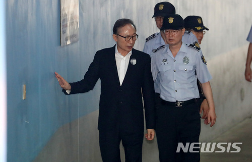 【서울=뉴시스】이영환 기자 = '다스 의혹' 이명박 전 대통령이 12일 오전 서울 서초구 서울중앙지방법원에서 열린 12차 공판에 출석하고 있다. 2018.07.12.&nbsp; 20hwan@newsis.com