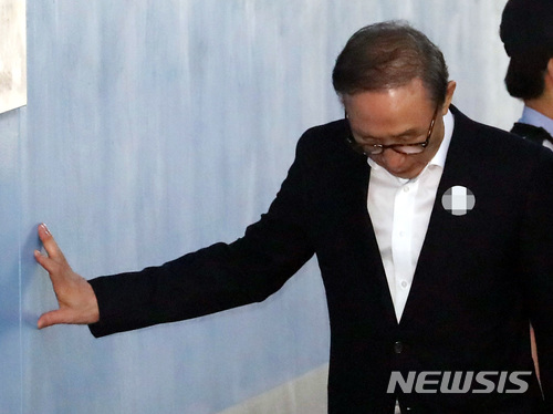 【서울=뉴시스】이영환 기자 = '다스 의혹' 이명박 전 대통령이 12일 오전 서울 서초구 서울중앙지방법원에서 열린 12차 공판에 출석하고 있다. 2018.07.12.&nbsp; 20hwan@newsis.com