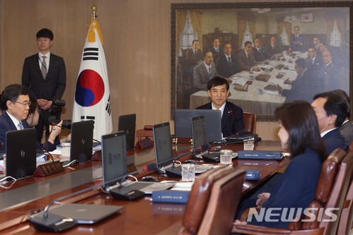 【서울=뉴시스】박주성 기자 = 이주열 한국은행 총재가 12일 오전 서울 중구 태평로 한국은행 본관에서 열린 금융통화위원회에 참석하고 있다. 2018.07.12. photo@newsis.com