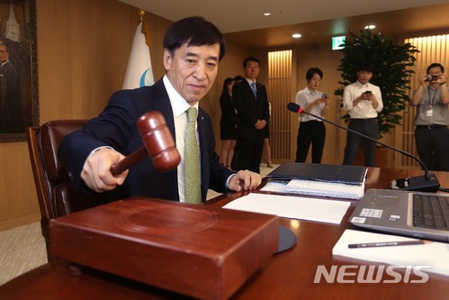 【서울=뉴시스】박주성 기자 = 이주열 한국은행 총재가 12일 오전 서울 중구 태평로 한국은행 본관에서 열린 금융통화위원회에서 의사봉을 두드리고 있다. 2018.07.12. photo@newsis.com