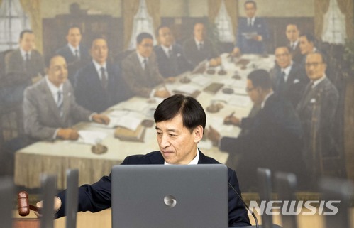 【서울=뉴시스】박주성 기자 = 이주열 한국은행 총재가 12일 오전 서울 중구 한국은행에서 금융통화위원회를 개의하고 있다. 2018.07.12.&nbsp; photo@newsis.com