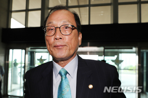 【서울=뉴시스】김진아 기자 = 장영달 기무사 개혁위원회 위원장이 12일 서울 용산구 국방부에서 열린 ‘기무사 개혁위원회 회의’에 참석하기 위해 청사로 들어서고 있다. 2018.07.12. bluesoda@newsis.com