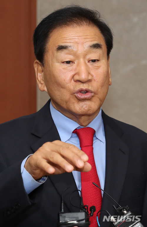 【서울=뉴시스】이종철 기자 = 이재오 자유한국당 상임고문이 12일 오전 서울 여의도 국회 정론관에서 당의 발전과 나라의 미래를 위한 제언을 발표한뒤 기자들의 질문에 답하고 있다.&nbsp; 이 상임고문은 이날 당의 정체성과 정치노선, 인적청산, 남북관계에 대한 노선, 인재영입 등 다양한 부분에 대해 제언했다. 2018.07.12.&nbsp; jc4321@newsis.com