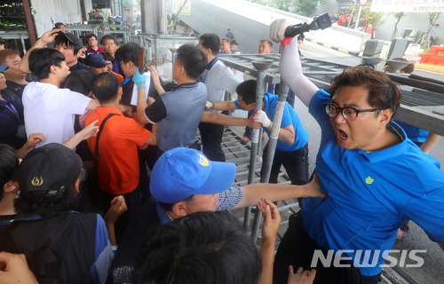 【서울=뉴시스】배훈식 기자 = 서울중앙지법이 구 노량진수산시장 불법 점유 상점에 대한 명도집행에 들어간 12일 오전 서울 동작구 구 시장 앞에서 상인들이 집행관들과 대치하고 있다. 2018.07.12. dahora83@newsis.com