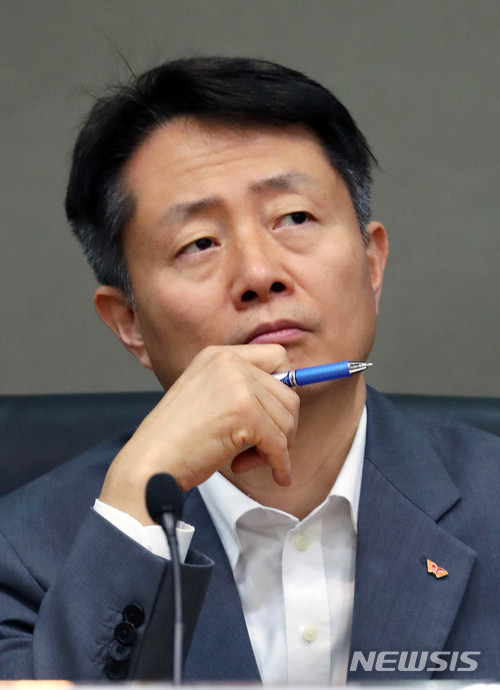 【서울=뉴시스】홍효식 기자 = 김신 SK증권 대표이사가 12일 오전 서울 여의도 금융투자협회 대회의실에서 열린 금융감독원장-증권사 CEO 간담회에 참석해 생각에 잠겨 있다. 2018.07.12. yesphoto@newsis.com