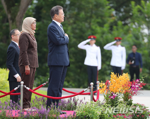 【싱가포르=뉴시스】박진희 기자 = 싱가포르를 국빈 방문한 문재인 대통령이 12일 오전(현지시각) 싱가포르 대통령궁(이스타나, Istana)에서 열린 공식 환영식에 참석해 국기에 대한 경례를 하고 있다. 2018.07.12.&nbsp;&nbsp; pak7130@newsis.com