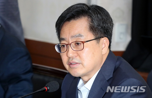 【서울=뉴시스】임태훈 기자 = 김동연 경제부총리 겸 기획재정부 장관이 12일 오전 서울 종로구 정부서울청사 중회의실에서 백운규 산업통상자원부 장관과 김영주 고용노동부 장관, 박능후 보건복지부 장관, 윤종원 청와대 경제수석비서관 등이 참석한 가운데 경제현안간담회를 열고 모두발언하고 있다. 이날 간담회에서 참석자들은 일자리 쇼크와 미·중 무역전쟁, 저소득층 일자리 대책 등 최근 경제현안에 대해 논의한다. 2018.07.12.&nbsp; taehoonlim@newsis.com