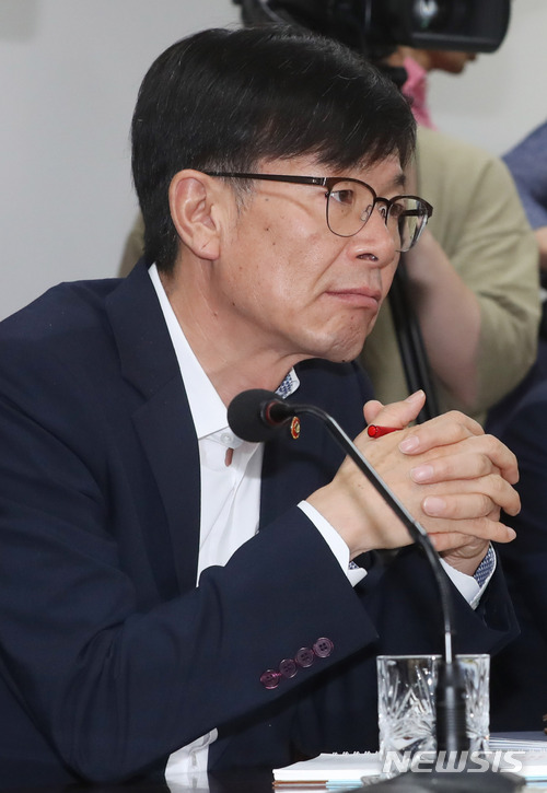 【서울=뉴시스】임태훈 기자 = 김상조 공정거래위원장이 12일 오전 서울 종로구 정부서울청사 중회의실에서 열린 경제현안간담회에서 김동연 경제부총리 겸 기획재정부 장관의 모두발언을 경청하고 있다. 이날 간담회에서 참석자들은 일자리 쇼크와 미·중 무역전쟁, 저소득층 일자리 대책 등 최근 경제현안에 대해 논의한다. 2018.07.12.&nbsp; taehoonlim@newsis.com