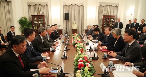 【싱가포르=뉴시스】박진희 기자 = 문재인 대통령이 12일 오전(현지시각) 싱가포르 대통령궁(이스타나, Istana)에서 리센룽(Lee Hsien Loong) 총리와 정상 회담을 하고 있다. 2018.07.12.&nbsp; pak7130@newsis.com