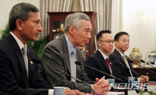 <yonhap photo-3921="">리셴룽 싱가포르 총리가 12일 오전(현지시간) 대통령궁인 이스타나에서 열린 한·싱가포르 정상회담에서 문재인 대통령의 발언을 경청하고 있다. 2018.7.12