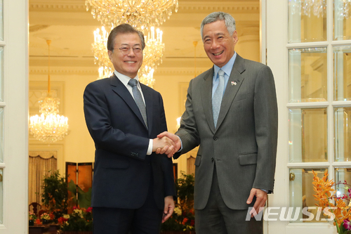 【싱가포르=뉴시스】박진희 기자 = 문재인 대통령이 12일 오전(현지시각) 싱가포르 대통령궁(이스타나, Istana)에서 리센룽(Lee Hsien Loong) 총리와 정상 회담을 앞두고 악수를 하고 있다. 2018.07.12.&nbsp; pak7130@newsis.com