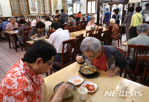 '냉소' 비싸네…냉면값 계속 오르고 소주 1병에 5000원