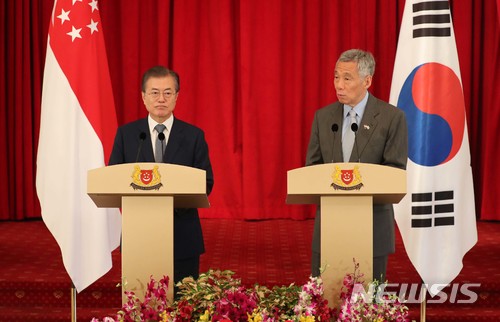 【싱가포르=뉴시스】박진희 기자 = 문재인 대통령과 리센룽(Lee Hsien Loong) 총리가 12일 오전(현지시각) 싱가포르 대통령궁(이스타나, Istana)에서 공동언론발표를 하고 있다. 2018.07.12.&nbsp; pak7130@newsis.com 