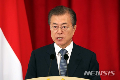 【싱가포르=뉴시스】박진희 기자 = 문재인 대통령이 12일(현지시각) 싱가포르 대통령궁(이스타나, Istana)에서 공동언론발표를 하고 있다. 2018.07.12.&nbsp;&nbsp; pak7130@newsis.com 