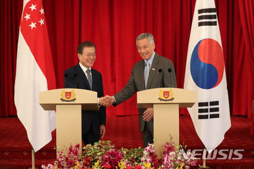 【싱가포르=뉴시스】박진희 기자 = 문재인 대통령과 리센룽(Lee Hsien Loong) 총리가 12일 오전(현지시각) 싱가포르 대통령궁(이스타나, Istana)에서 공동언론발표를 마치고 악수하고 있다. 2018.07.12.&nbsp;&nbsp; pak7130@newsis.com