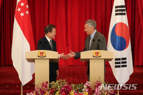 【싱가포르=뉴시스】박진희 기자 = 문재인 대통령과 리센룽(Lee Hsien Loong) 총리가 12일(현지시각) 싱가포르 대통령궁(이스타나, Istana)에서 공동언론발표를 마친 뒤 악수하고 있다. 2018.07.12.&nbsp; pak7130@newsis.com