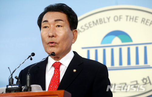 【서울=뉴시스】박영태 기자 = 안상수 자유한국당 혁신 비상대책위원회 준비위원장이 12일 오후 서울 영등포구 여의도 국회 정론관에서 기자회견을 갖고 비대원장 후보 5인을 발표하고 있다.&nbsp; 안 준비위원장은 이날 비대위원장 후보로 김병준 국민대 명예교수, 김성원 자유한국당 의원, 박찬종 아시아경제연구원 이사장, 이용구 자유한국당 당무감사위원장, 전희경 자유한국당 의원 등 5명을 발표했다. 2018.07.12. since1999@newsis.com