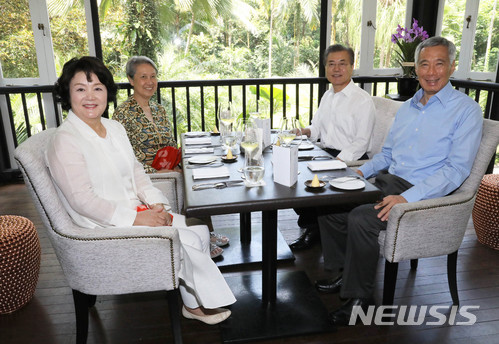【싱가포르=뉴시스】박진희 기자 = 싱가포르 국빈방문중인 문재인 대통령과 부인 김정숙 여사가 12일 싱가포르 보타닉가든 내 식당(Corner House)에서 리센룽 총리와 부인 호칭 여사와 함께 오찬에 앞서 기념촬영을 하고 있다. 2018.07.12.&nbsp; pak7130@newsis.com