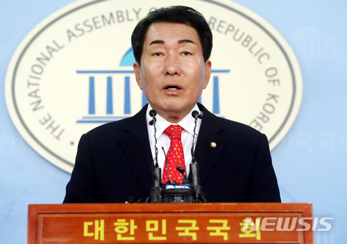 【서울=뉴시스】박영태 기자 = 안상수 자유한국당 혁신 비상대책위원회 준비위원장이 12일 오후 서울 영등포구 여의도 국회 정론관에서 기자회견을 갖고 비대원장 후보 5인을 발표하고 있다. 안 준비위원장은 이날 비대위원장 후보로 김병준 국민대 명예교수, 김성원 자유한국당 의원, 박찬종 아시아경제연구원 이사장, 이용구 자유한국당 당무감사위원장, 전희경 자유한국당 의원 등 5명을 발표했다. 2018.07.12. since1999@newsis.com