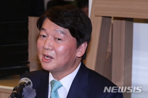 【서울=뉴시스】고승민 기자= 바른미래당 안철수 전 대표가 12일 오후 서울 여의도의 한 카페에서 기자간담회를 열고 정치에서 물러나 성찰과 채움의 시간을 갖겠다고 밝히고 있다. 2018.07.12. kkssmm99@newsis.com