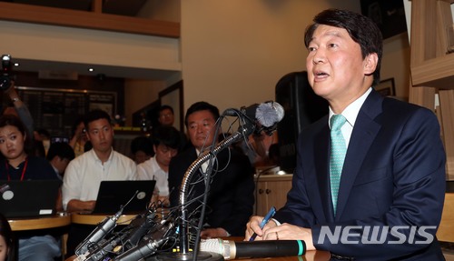 【서울=뉴시스】고승민 기자= 바른미래당 안철수 전 대표가 12일 오후 서울 여의도의 한 카페에서 기자간담회를 열고 정치에서 물러나 성찰과 채움의 시간을 갖겠다고 밝히고 있다. 2018.07.12.&nbsp; photo@newsis.com