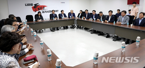 【서울=뉴시스】박영태 기자 = 12일 오후 서울 영등포구 여의도 국회에서 진행된 자유한국당 초선의원 모임에 참석한 의원들이 자리에 앉아 있다. 2018.07.12.since1999@newsis.com