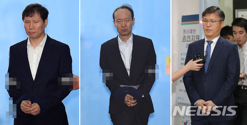 【서울=뉴시스】이영환 기자 = '국정원 특활비 수수 혐의'를 받고 있는 안봉근(왼쪽부터), 이재만, 정호성 전 청와대 비서관이 지난 7월12일 오후 서울 서초구 서울중앙지법에서 열린 1심 선고공판을 마치고 구치소 이송 및 귀가를 하고 있다. 2018.07.12. 20hwan@newsis.com