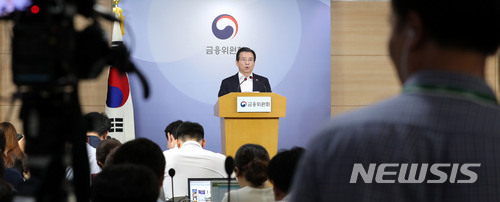 【서울=뉴시스】박주성 기자 = 김용범 증권선물위원장이 12일 오후 서울 세종로 정부서울청사 브리핑룸에서 삼성바이오로직스 관련 증권선물위원회 긴급 브리핑을 하고 있다.&nbsp; 이날 김 위원장은 삼성바이오로직스의 분식회계 혐의와 관련해 '고의 분식' 으로 결론, 담당 임원 해임 권고, 감사인 지정 3년 및 검찰고발 조치를 내렸다. 2018.07.12. park7691@newsis.com