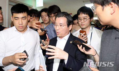 【서울=뉴시스】박주성 기자 = 김용범 증권선물위원장이 12일 오후 서울 세종로 정부서울청사 브리핑룸에서 삼성바이오로직스 관련 증권선물위원회 긴급 브리핑을 마친 후 취재진의 질문에 답하고 있다.&nbsp; 이날 김 위원장은 삼성바이오로직스의 분식회계 혐의와 관련해 '고의 분식' 으로 결론, 담당 임원 해임 권고, 감사인 지정 3년 및 검찰고발 조치를 내렸다. 2018.07.12.&nbsp; park7691@newsis.com