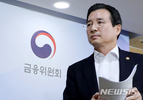 【서울=뉴시스】박주성 기자 = 김용범 증권선물위원장이 12일 오후 서울 세종로 정부서울청사 브리핑룸에서 삼성바이오로직스 관련 증권선물위원회 긴급 브리핑을 마친 후 청사를 나서고 있다.&nbsp; 이날 김 위원장은 삼성바이오로직스의 분식회계 혐의와 관련해 '고의 분식' 으로 결론, 담당 임원 해임 권고, 감사인 지정 3년 및 검찰고발 조치를 내렸다. 2018.07.12. park7691@newsis.com