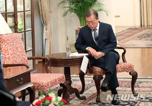 【싱가포르=뉴시스】박진희 기자 = 싱가포르 국빈 방문 중인 문재인 대통령이 12일 오전 대통령궁(이스타나)에서 한국-싱가포르 정상회담에 앞서 자료를 검토하고 있다. 2018.07.12.&nbsp; pak7130@newsis.com