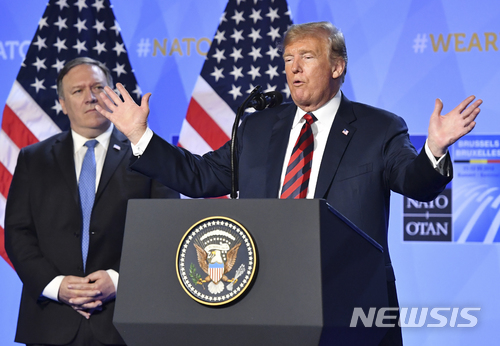 12일 나토 정상회의가 끝난 후 트럼프 대통령이 기자회견을 하고 있다&nbsp; AP&nbsp; 