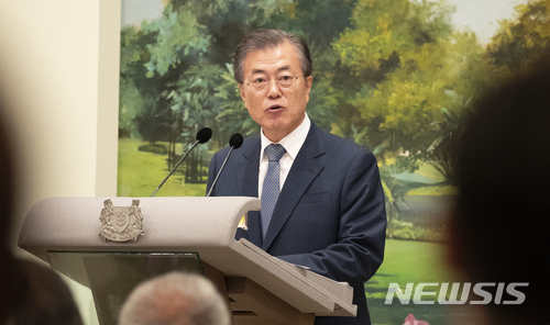 【싱가포르=뉴시스】 문재인 대통령은 13일 "김정은 위원장이 비핵화의 약속을 지킨다면 자신의 나라를 번영으로 이끌어갈 수 있을 것"이라며 동아시아·아세안 평화공동체와 신흥 경제국으로서 북한의 가능성을 기대했다. (사진=뉴시스 자료사진) 2018.07.12. pak7130@newsis.com