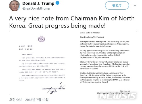 【서울=뉴시스】도널드 트럼프 미국 대통령이 12일(현지시간) 트위터를 통해 공개한 김정은 북한 국무위원장의 친서(왼쪽)과 영어 번역본의 모습. (사진출처:트럼프 트위터) 2018.07.13. 