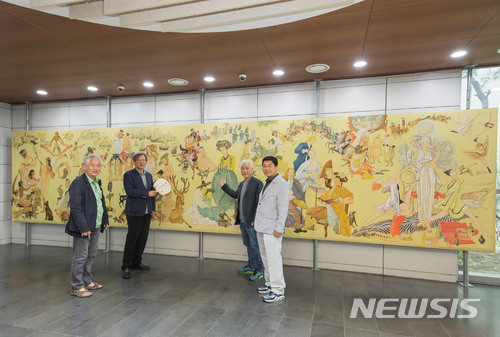 【서울=뉴시스】 코리아나 화장품 광교사옥 로비로 이전한 '동서고금東西古今 화장하는 미인도美人圖'. 32년만에 작품 앞에선 제작자들. 왼쪽부터 김정헌 작가, 유홍준 교수, 박불똥 작가, 홍선웅 작가.