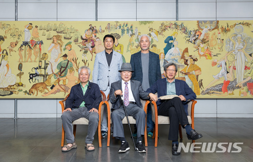 【서울=뉴시스】 코리아나 화장품 유상옥 회장의 화장품 산업 및 문화에 대한 열정과 철학이 담긴 대형 작품 '동서고금東西古今 화장化粧하는 미인도美人圖'가 12일, 코리아나 화장품 광교사옥 로비에서 공개됐다. 앞줄 왼쪽부터 김정헌 작가, 코리아나 유상옥 회장, 유홍준 교수(뒷줄 왼쪽부터)홍선웅 작가, 박불똥 작가.