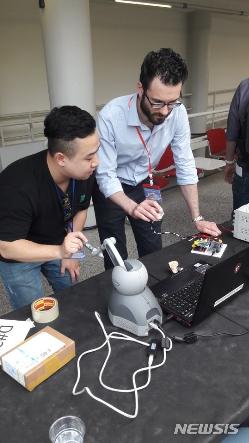 【천안=뉴시스】이종익 기자 = 코리아텍 기계공학부 연구팀이 '유로햅틱스(Eurohaptics) 2018 Conference' 햅틱시연발표대회에서 모양정보와 질감정보를 동시에 제공하는 착용형 햅틱장치 시연 모습.&nbsp; 2018.07.13. (사진=코리아텍 제공)&nbsp; photo@newsis.com