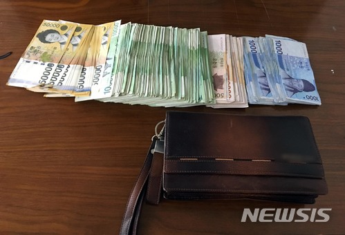 【부산=뉴시스】 하경민 기자 = 부산 영도경찰서는 13일 도로에 떨어진 현금 500만원 상당이 든 손가방을 가져간 A(34)씨를 점유이탈물횡령 혐의로 불구속 입건했다고 밝혔다. 사진은 경찰이 회수한 손가방과 현금. 2018.07.13. (사진=영도경찰서 제공)yulnetphoto@newsis.com