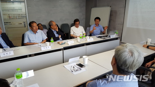 【서울=뉴시스】정정화 강원대 교수가 13일 안민정책포럼이 주최한 조찬세미나에 참석해 ‘민선 7기 지방분권의 과제와 전망'을 주제로 강연을 하고 있다.(사진제공=안민정책포럼)