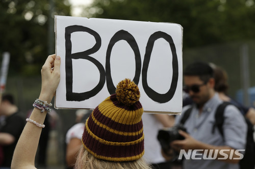 【런던=AP/뉴시스】도널드 트럼프 미국 대통령이 12일(현지시간) 취임 후 처음으로 영국을 방문한 가운데, 런던에서 트럼프 대통령의 방문에 반대하는 시위대가 야유하는 뜻으로 '우(Boo)'라고 적힌 피켓을 들고 서 있다. 2018.07.13. 