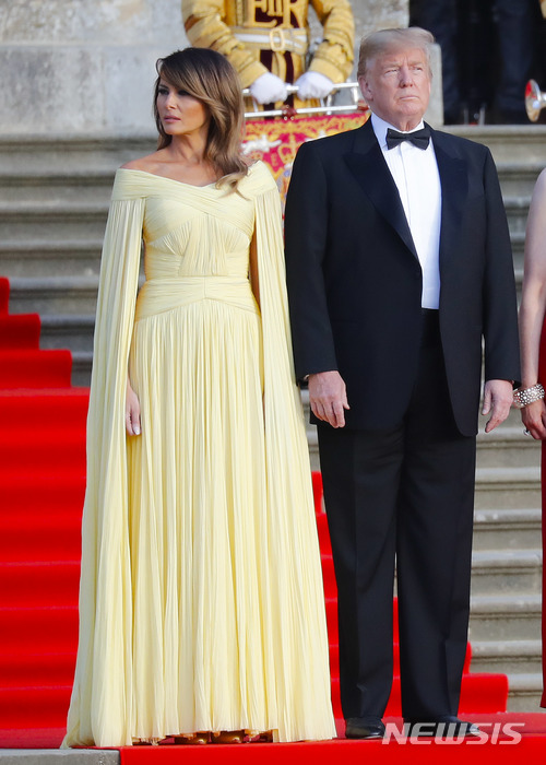 【옥스퍼드셔=AP/뉴시스】도널드 트럼프 미국 대통령과 부인 멜라니아 여사가 12일(현지시간) 영국 옥스퍼드셔 블레넘 궁전 앞에서 영국 방문 환영만찬에 앞서 포즈를 취하고 있다. 2018.07.13.