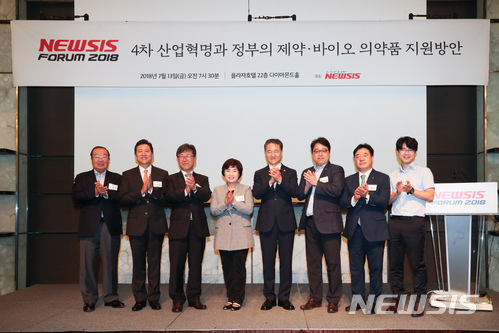 【서울=뉴시스】김선웅 기자 = 13일 오전 서울 중구 플라자호텔에서 뉴시스 창간 17주년을 맞아 '4차 산업혁명과 정부의 제약·바이오 의약품 지원방안'을 주제로 열린 2018 뉴시스 제약·바이오 포럼에서 김형기 뉴시스 대표이사가 박능후 보건복지부 장관, 국회 보건복지위원회 위원인 전혜숙 더불어민주당 의원 등 내빈들과 기념촬영을 하고 있다. 왼쪽부터 이영작 LSK글로벌파마PS 대표, 손지훈 휴젤 대표, 김형기 뉴시스 대표이사, 전혜숙 더불어민주당 국회의원, 박능후 보건복지부 장관, 김대철 식품의약품안전처 바이오생약심사부장, 조용준 한국제약협동조합 이사장, 오택규 제트바이오텍 대표. 2018.07.13.&nbsp; mangusta@newsis.com