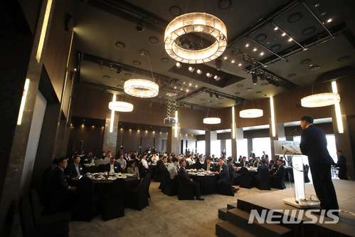 【서울=뉴시스】김선웅 기자 = 13일 오전 서울 중구 플라자호텔에서 뉴시스 창간 17주년을 맞아 '4차 산업혁명과 정부의 제약·바이오 의약품 지원방안'을 주제로 열린 2018 뉴시스 제약·바이오 포럼에서 박능후 보건복지부 장관이 축사를 하고 있다. 2018.07.13. mangusta@newsis.com