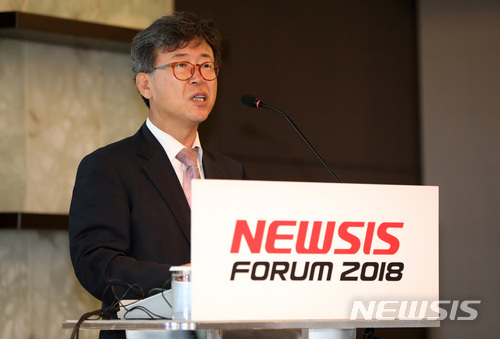 【서울=뉴시스】김선웅 기자 = 13일 오전 서울 중구 플라자호텔에서 뉴시스 창간 17주년을 맞아 '4차 산업혁명과 정부의 제약·바이오 의약품 지원방안'을 주제로 열린 2018 뉴시스 제약·바이오 포럼에서 김형기 대표이사가 인사말을 하고 있다. 2018.07.13. mangusta@newsis.com