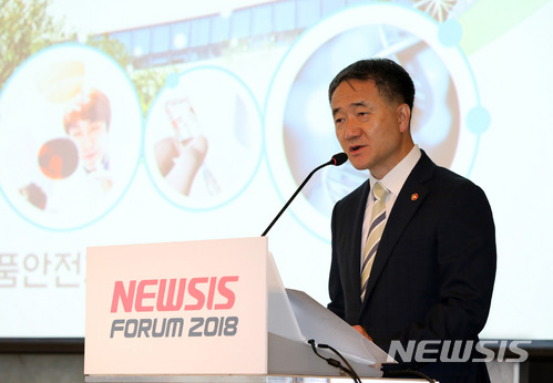【서울=뉴시스】김선웅 기자 = 13일 오전 서울 중구 플라자호텔에서 뉴시스 창간 17주년을 맞아 '4차 산업혁명과 정부의 제약·바이오 의약품 지원방안'을 주제로 열린 2018 뉴시스 제약·바이오 포럼에서 박능후 보건복지부 장관이 축사를 하고 있다. 2018.07.13.&nbsp; mangusta@newsis.com