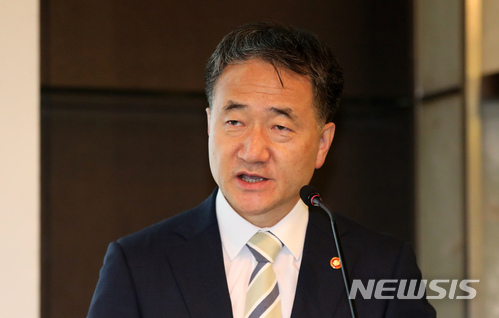 【서울=뉴시스】김선웅 기자 = 13일 오전 서울 중구 플라자호텔에서 뉴시스 창간 17주년을 맞아 '4차 산업혁명과 정부의 제약·바이오 의약품 지원방안'을 주제로 열린 2018 뉴시스 제약·바이오 포럼에서 박능후 보건복지부 장관이 축사를 하고 있다. 2018.07.13.&nbsp; mangusta@newsis.com