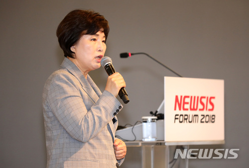 【서울=뉴시스】김선웅 기자 = 13일 오전 서울 중구 플라자호텔에서 뉴시스 창간 17주년을 맞아 '4차 산업혁명과 정부의 제약·바이오 의약품 지원방안'을 주제로 열린 2018 뉴시스 제약·바이오 포럼에서 국회 보건복지위원회 위원인 전혜숙 더불어민주당 의원이 축사를 하고 있다. 2018.07.13.&nbsp; mangusta@newsis.com